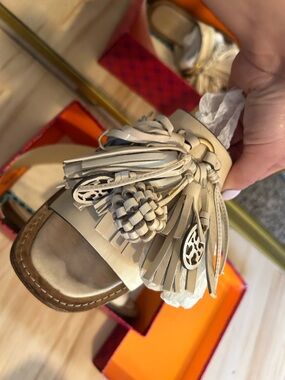 VGUC Tory Burch new cream tassel sandals